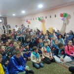 paczka dla kazachstanu - dzieci zdjęcie grupowe